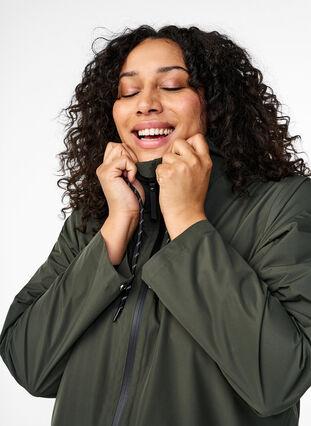 Zizzi Regenjacke mit Taschen und Kapuze, Peat, Model image number 2