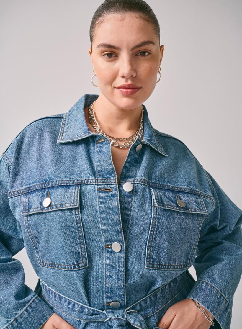 Zizzi Jeansjacke mit Bindegürtel, , Model, 2