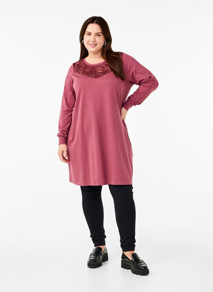 Zizzi Kurzes Sweatkleid mit Spitzendetail, Rose Brown, Model image number 2