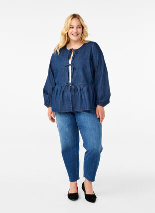 Zizzi Peplum-Bluse aus Denim mit Bindeverschluss, Dark Blue Denim, Model image number 2