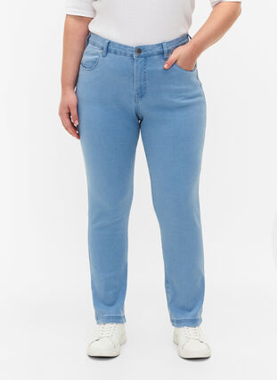 Zizzi Slim Fit Emily Jeans mit normaler Taillenhöhe, Ex Lt Blue, Model image number 2