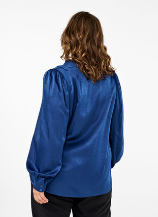 Zizzi  Langärmelige Bluse mit Rüschen und V-Ausschnitt, Estate Blue, Model image number 1