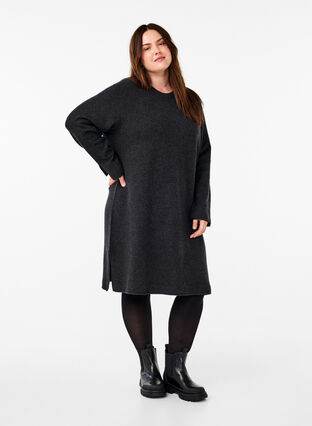 Zizzi Strickkleid mit Rundhalsausschnitt und Schlitz, Dark Grey Melange, Model image number 2