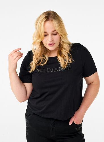 Zizzi T-Shirt aus Baumwolle mit Strass-Motiv, Black w. Radiance, Model image number 0