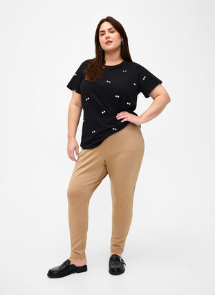 Zizzi T-Shirt aus Bio-Baumwolle mit Herzen, Black W. Bow Emb. , Model image number 2