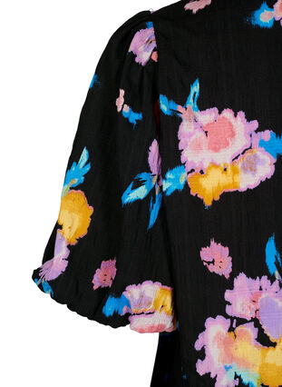 Zizzi Kleid mit kurzen Puffärmeln und Blumenmuster, Black w. flower AOP, Packshot image number 3