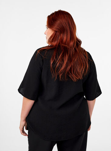 Zizzi Viskose-Bluse mit V-Ausschnitt und Stickdetail, Black, Model image number 1