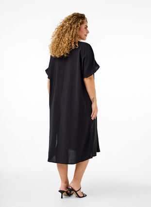 Zizzi Kleid aus Viskose mit V-Ausschnitt, Black, Model image number 1