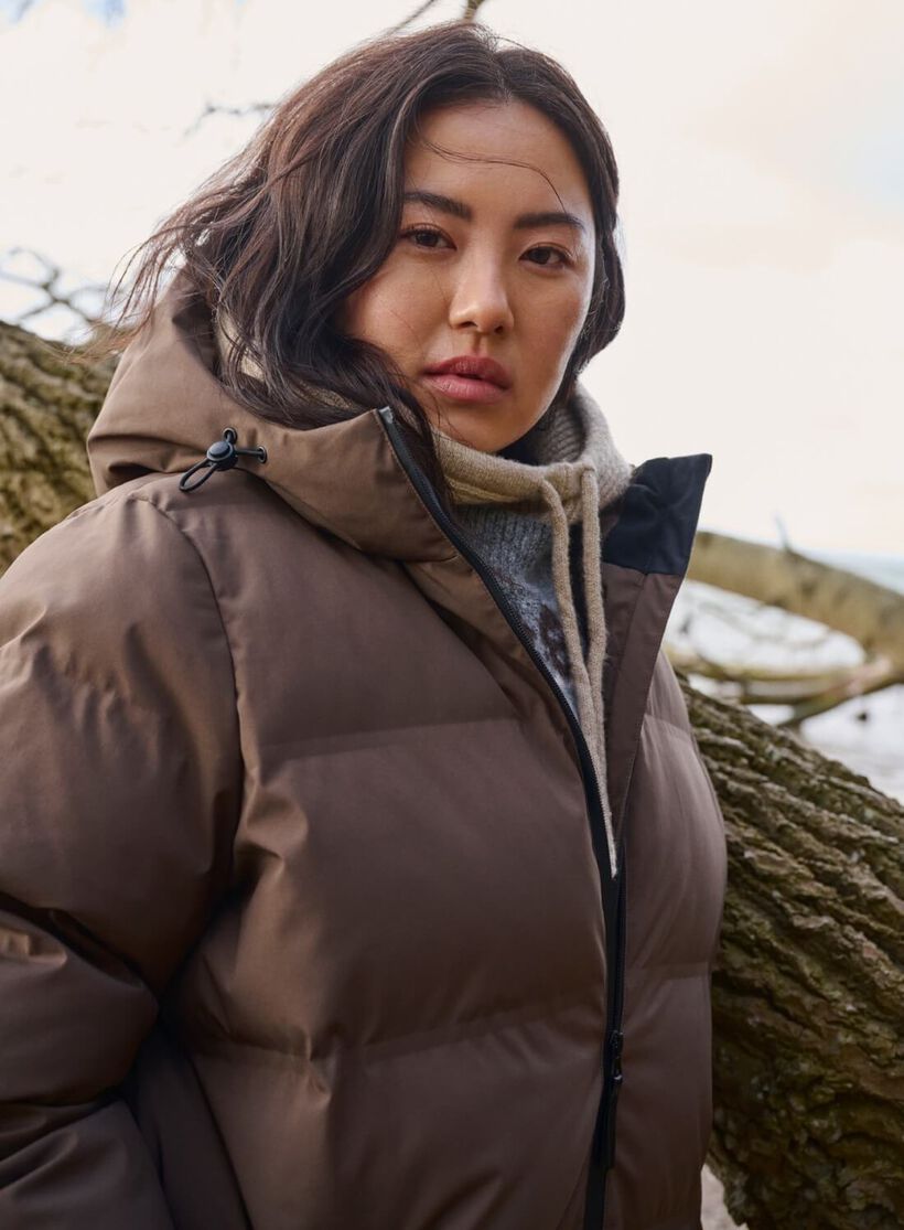 Zizzi Lange braune Pufferjacke mit Taschen und Kapuze, , Model, 2