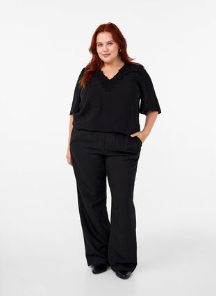 Zizzi Viskose-Bluse mit V-Ausschnitt und Stickdetail, Black, Model image number 3