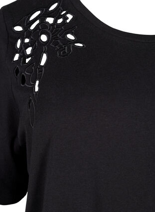 Zizzi T-Shirt aus Bio-Baumwolle mit Stickereidetails, Black, Packshot image number 2