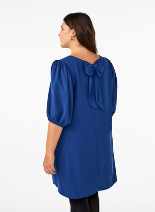 Zizzi Kurzes Kleid mit Schleifen-Detail hinten, Estate Blue, Model image number 1