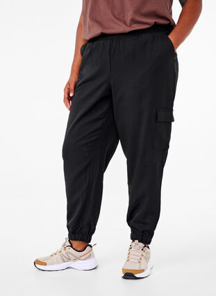 Zizzi Hose mit Cargotaschen und elastischem Bund, Black, Model image number 2