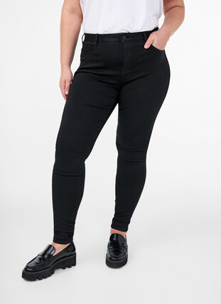 Zizzi Stay Black Amy Jeans mit hoher Taille, Black, Model image number 2