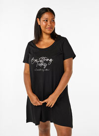 Kurzärmeliges Nachthemd aus Bio-Baumwolle, Black Be Strong , Model