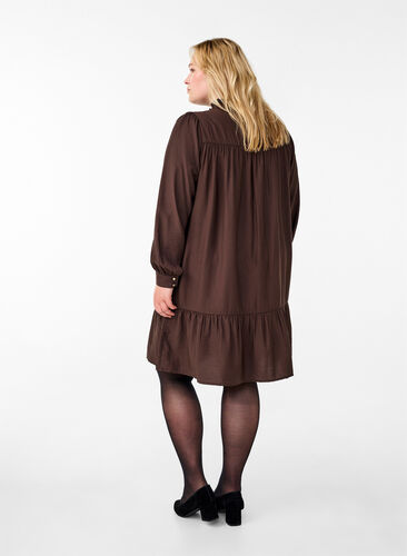 Zizzi Kurzes Kleid mit Rüschenkragen, Seal Brown, Model image number 1