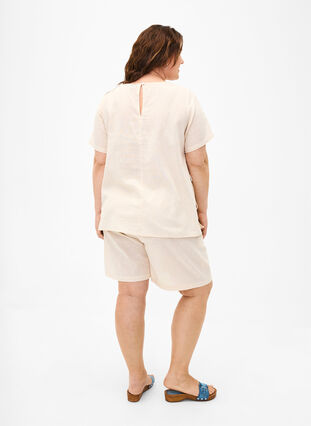 Zizzi Kurzärmlige Bluse aus Baumwoll-Mix mit Leinen und Spitzendetail, Sandshell, Model image number 1