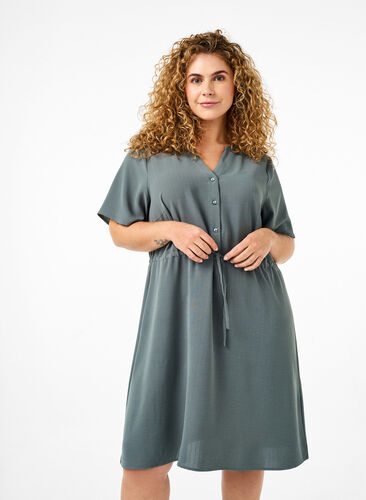 Zizzi Kurzärmliges Kleid mit Bindeband an der Taille, Balsam Green, Model image number 0