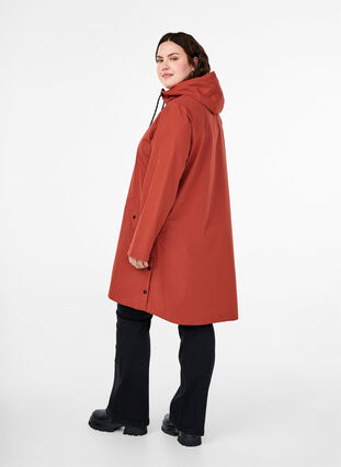 Zizzi Regenjacke mit Taschen und Kapuze, Chili Oil, Model image number 1