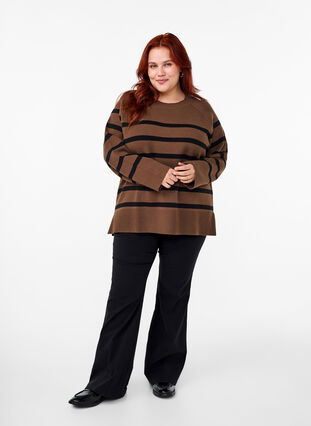 Zizzi Gestreifte Strickbluse mit Rundhalsausschnitt, Carafe w. black , Model image number 2