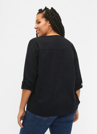 Zizzi Hemdbluse aus Baumwolle mit V-Ausschnitt, Black, Model image number 1
