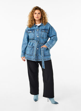 Zizzi Denim-Jacke mit Bindegürtel, Blue Denim, Model image number 2