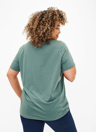 Zizzi FLASH - T-Shirt mit Motiv, Balsam Green Star, Model image number 1
