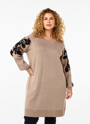 Zizzi Strickkleid mit Stickerei-Details, Desert Taupe Comb, Model image number 0