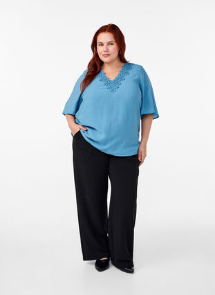 Zizzi Viskose-Bluse mit V-Ausschnitt und Stickdetail, Blue Heaven, Model image number 2