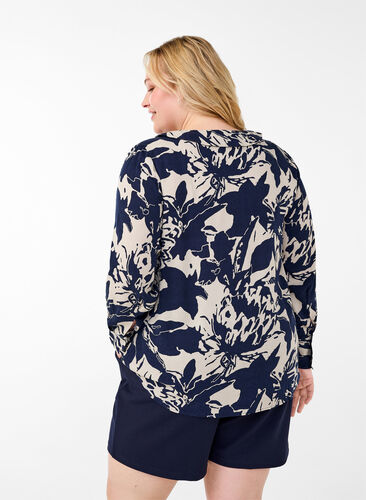 Zizzi Langarmshirt mit Print und V-Ausschnitt, Navy Blazer AOP, Model image number 1