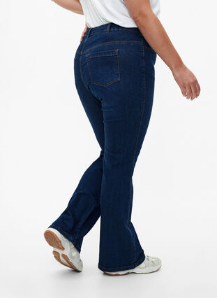 Zizzi Ellen Bootcut-Jeans mit hoher Taille., Dark Blue, Model image number 3