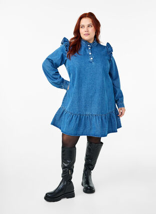 Zizzi Denim-Kleid mit Rüschen und A-Ausschnitt, Blue Denim, Model image number 2