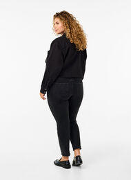 Cropped Emily-Jeans mit ausgefranstem Saum, Dark Grey Denim, Model