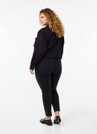 Zizzi Cropped Emily-Jeans mit ausgefranstem Saum, Dark Grey Denim, Model image number 1