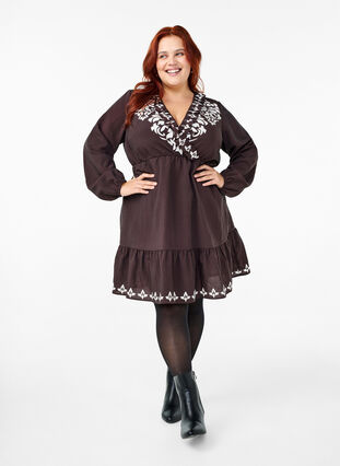 Zizzi Langärmeliges Viskosekleid mit Muster, Seal Brown, Model image number 2