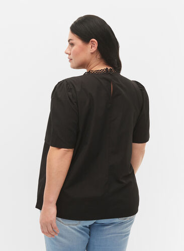 Zizzi Bluse mit Anglaise-Stickerei und 1/2 Ärmeln, Black, Model image number 1