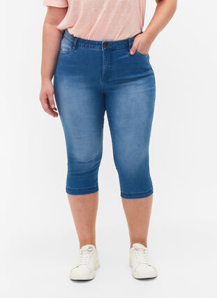 Zizzi Hoch taillierte Amy Capri Jeans mit Super Slim Fit, Light Blue Denim, Model image number 2