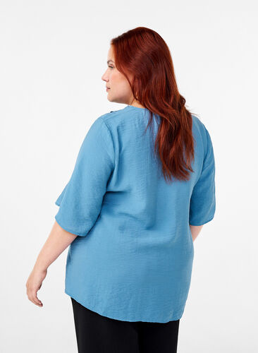 Zizzi Viskose-Bluse mit V-Ausschnitt und Stickdetail, Blue Heaven, Model image number 1