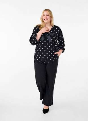 Zizzi Bluse mit Schleifen und 3/4-Ärmeln, Black White Bow, Model image number 2