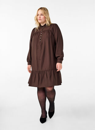 Zizzi Kurzes Kleid mit Rüschenkragen, Seal Brown, Model image number 2