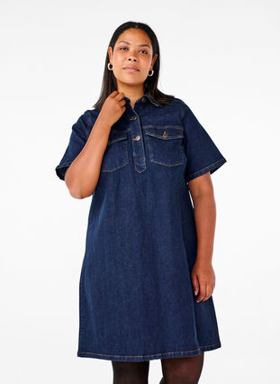 Zizzi Denim-Kleid mit kurzen Ärmeln und Brusttaschen, Dark Blue Denim, Model image number 0