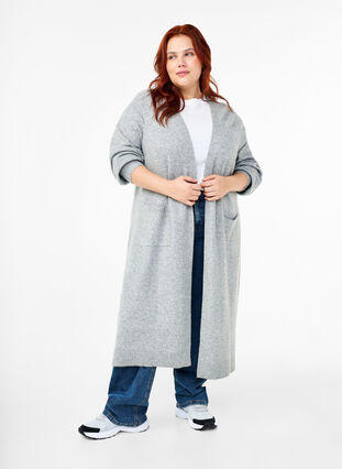 Zizzi Lange Strickjacke mit Taschen, Light Grey Melange, Model image number 2