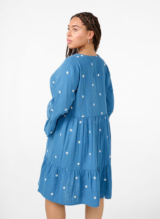 Zizzi Weiches Baumwollkleid mit aufgestickten Blumen, Blue Horizon Daisy, Model image number 1