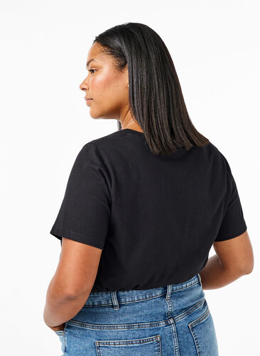 Zizzi T-Shirt aus Baumwolle mit Schleife, Black W. White, Model image number 1