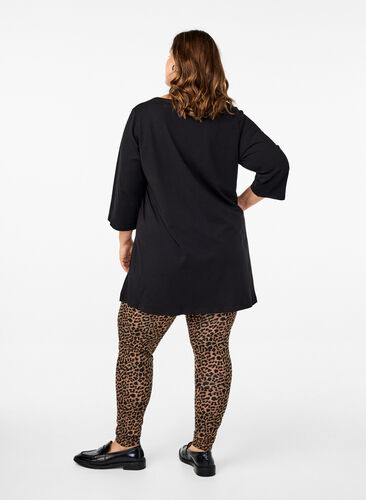 Zizzi Viskose Leggings mit Leopardendruck, DARK LEO AOP, Model image number 1