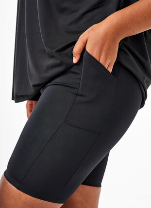 Zizzi Eng anliegende kurze Hosen mit hohem Bund und Taschen, Black, Model image number 2