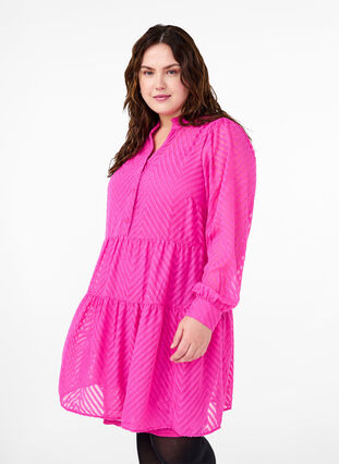 Zizzi Strukturiertes kurzes Kleid mit Rüschenkragen, Magenta, Model image number 0