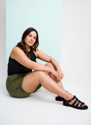 Zizzi Lockere Shorts aus Baumwolle mit Taschen, Ivy Green, Image image number 0