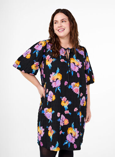 Zizzi Kleid mit kurzen Puffärmeln und Blumenmuster, Black w. flower AOP, Model image number 0