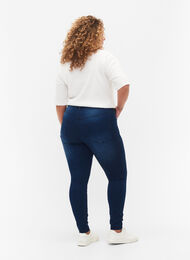 Extra schmale Amy Jeans mit hoher Taille, Blue Denim, Model